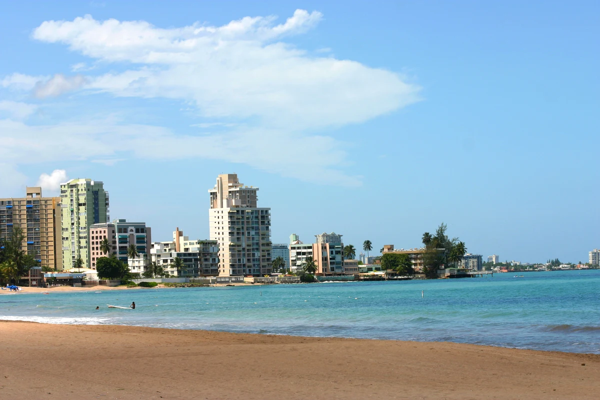 Uma praia e edifícios junto ao mar em Porto Rico.