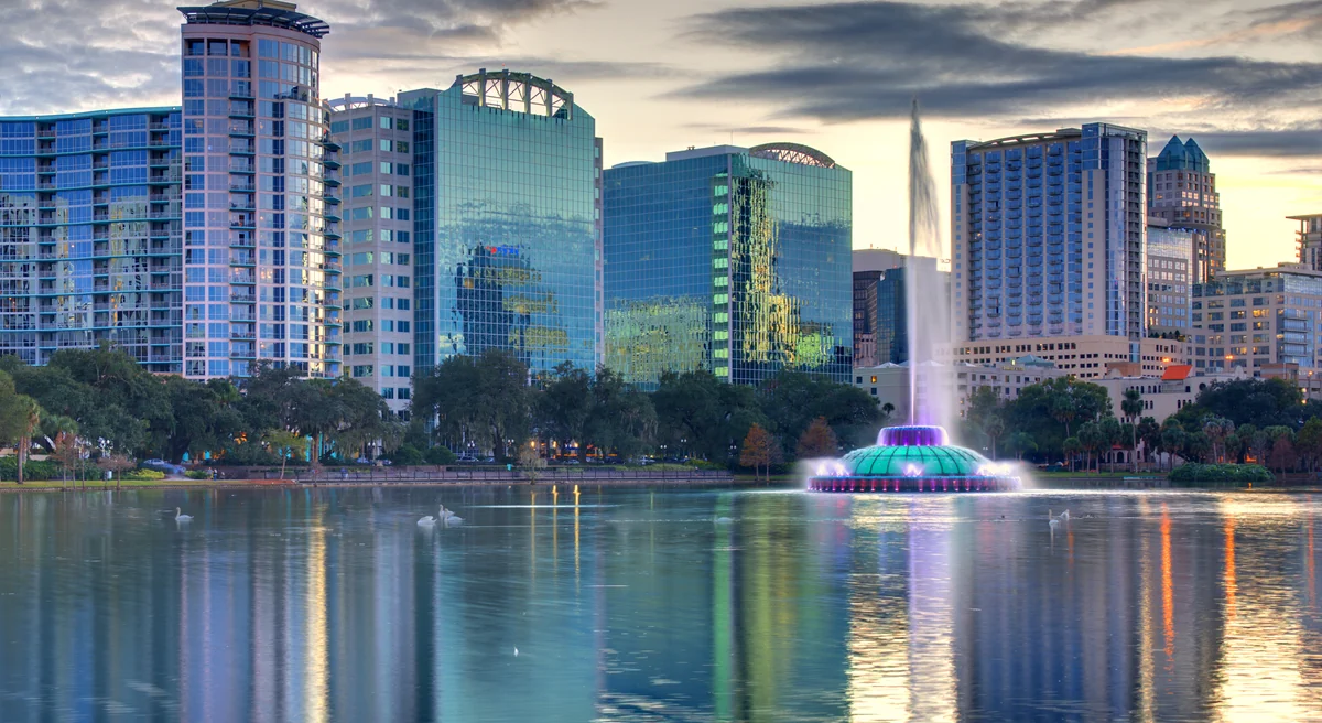 Edificios de Orlando y una fuente reflejados en el lago Eola