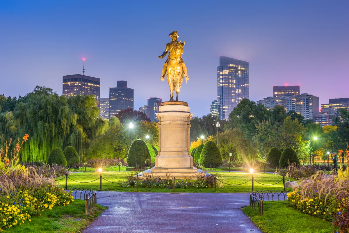 Estatua ecuestre y jardines iluminados en Boston Public Garden