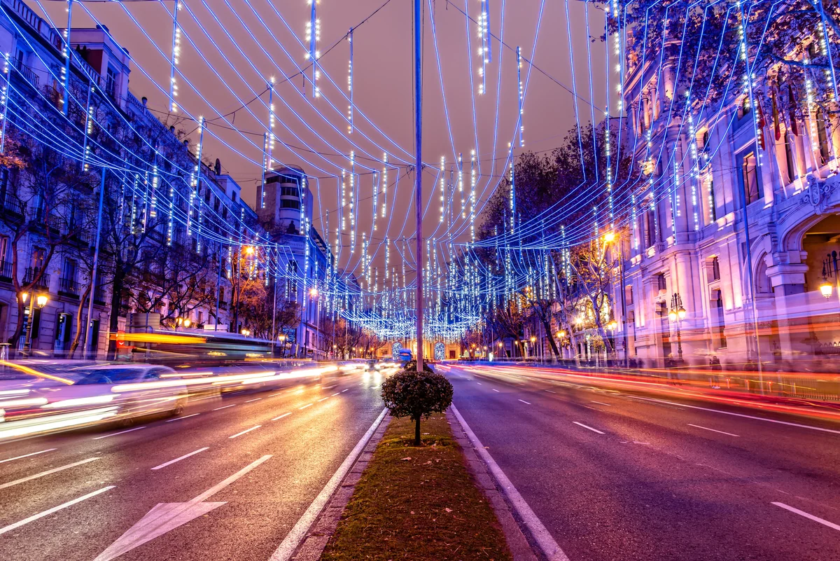 Luces festivas azules sobre una calle de Madrid de noche
