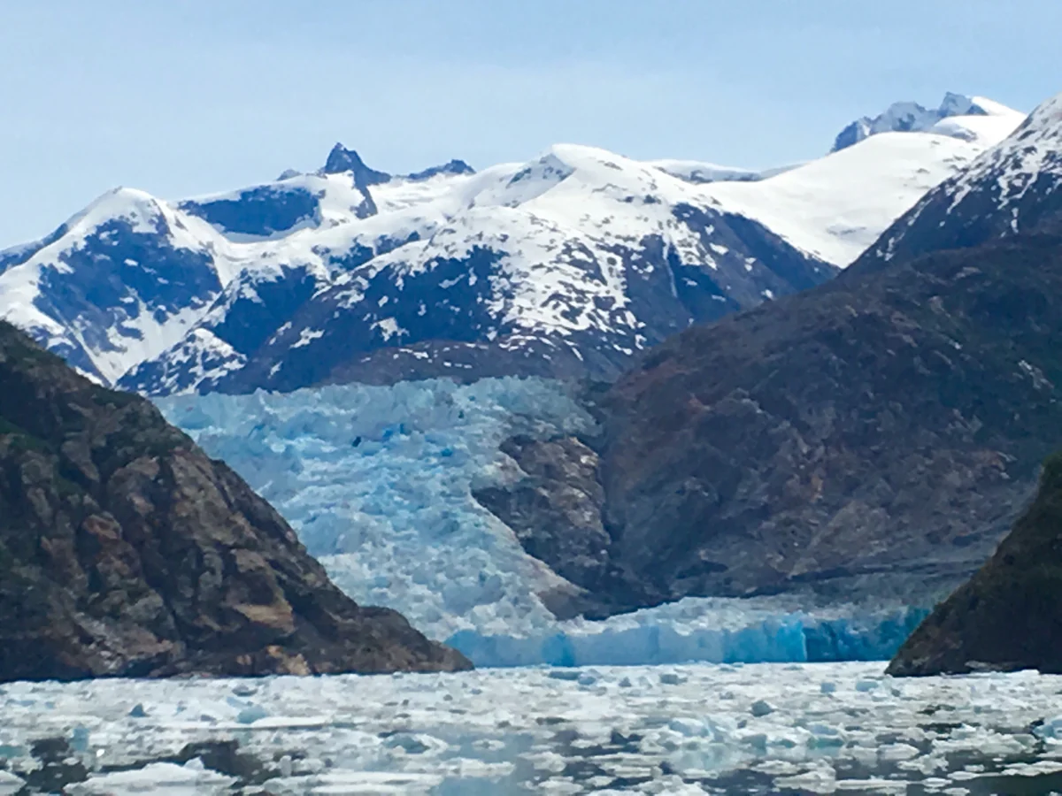 Glaciar, hielo flotante y cumbres nevadas en Tracy Arm, Alaska