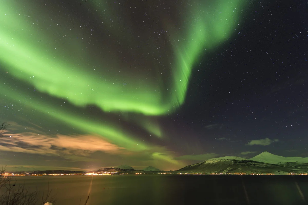 Nordlichter in der Region Tromsø, Norwegen. Sichtungen sind nicht garantiert.