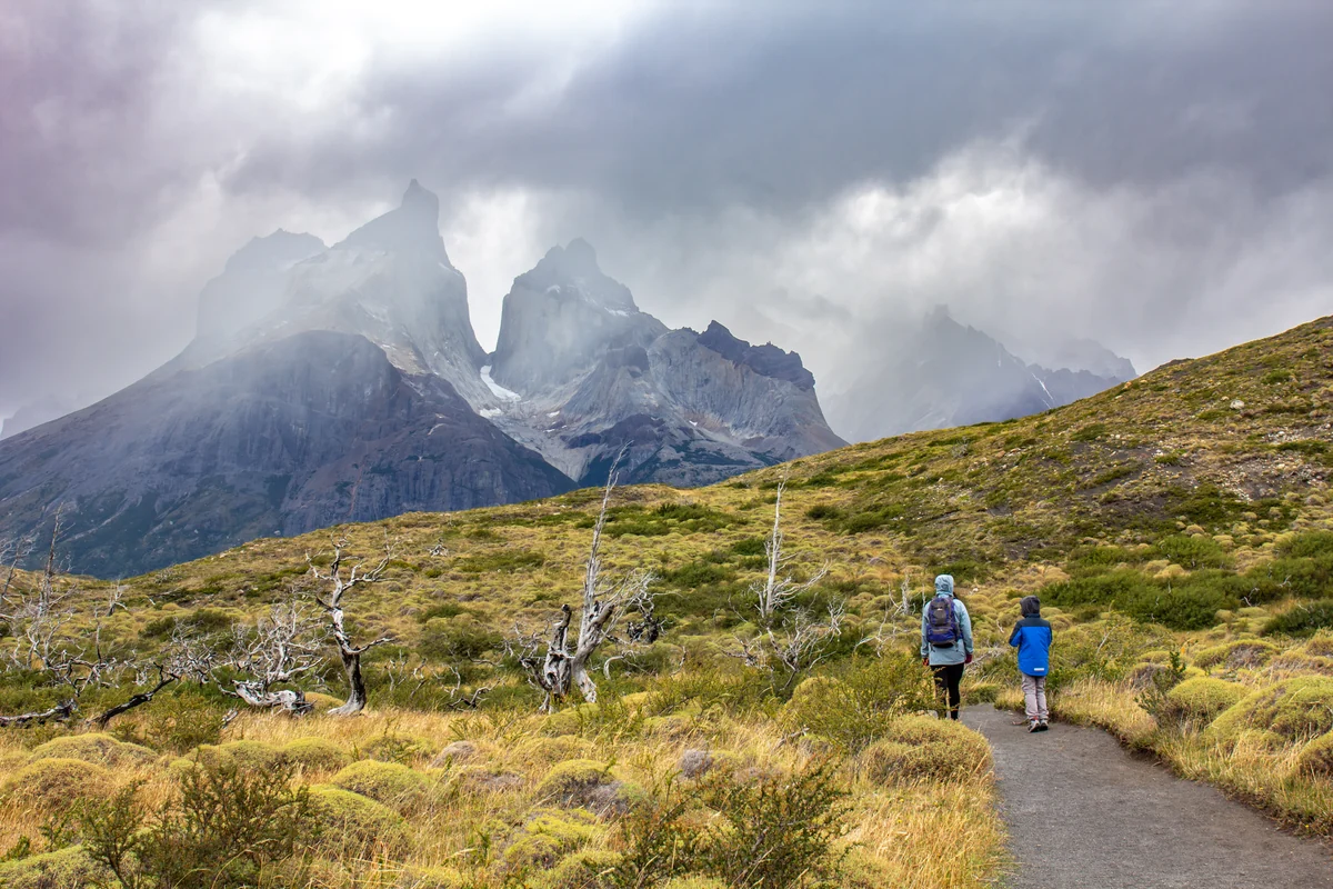 Wanderer auf einem Weg zu Los Cuernos, Torres del Paine, Chile.