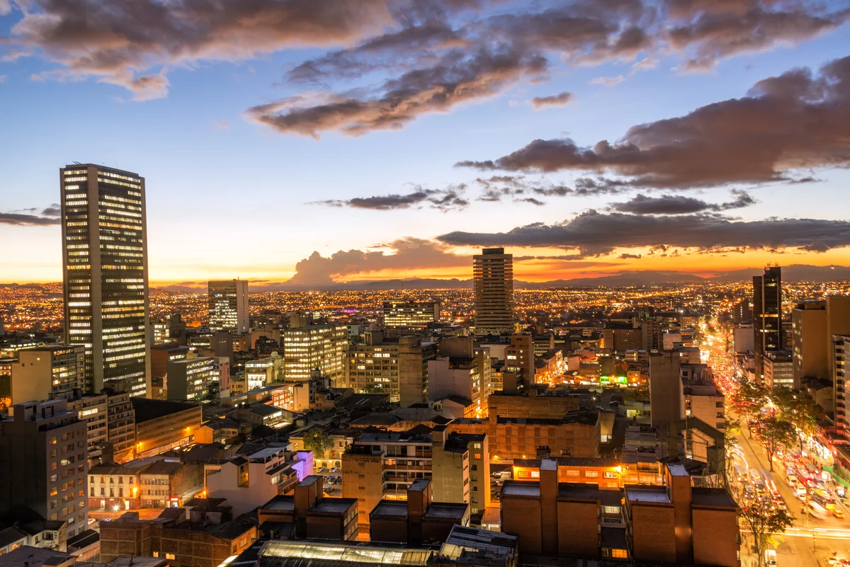 Bogotá al anochecer. Contexto del destino, no del aeropuerto ni del ensayo.