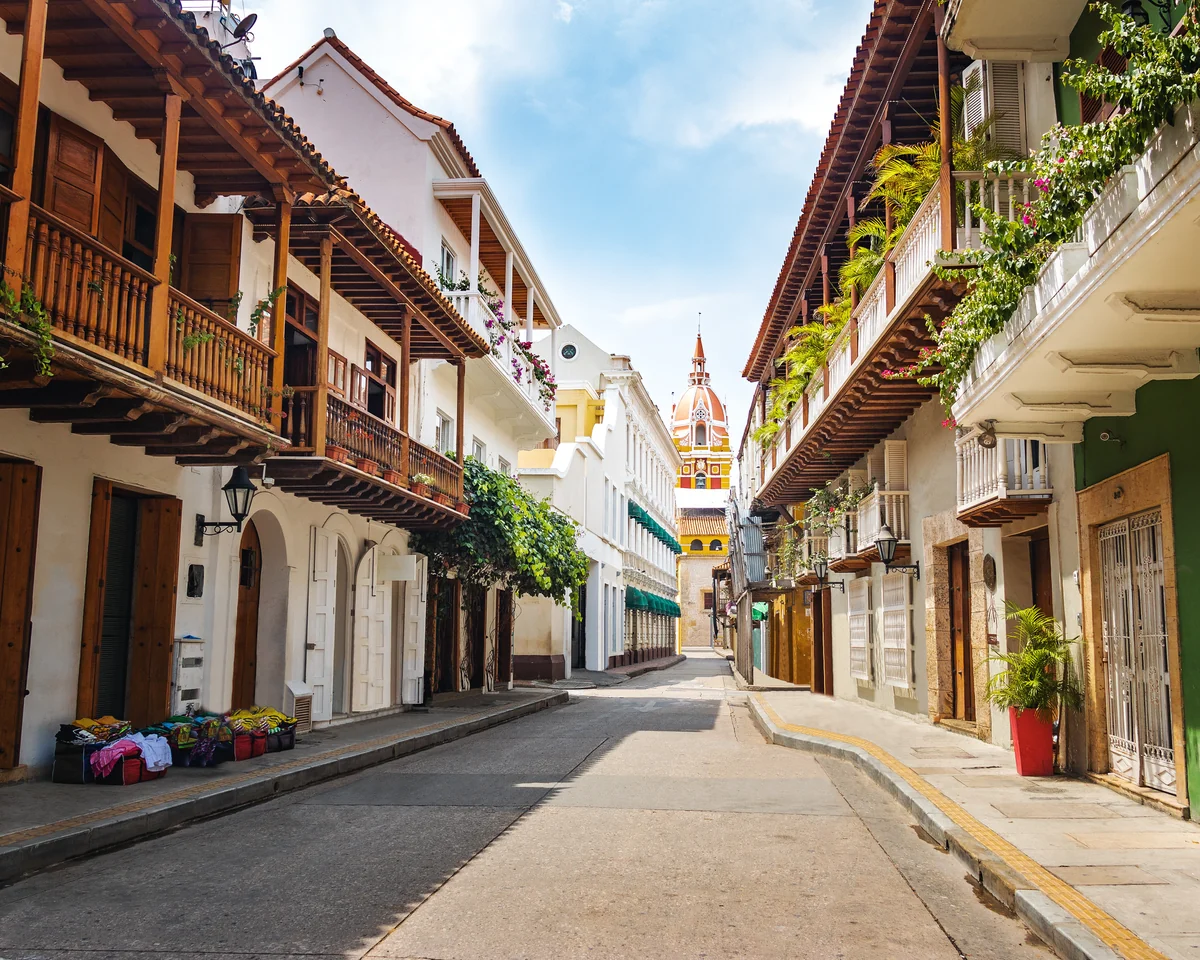 Eine Straße und die Kathedrale in Cartagena, Kolumbien. Reisezielkontext, nicht das Four Seasons Hotel.