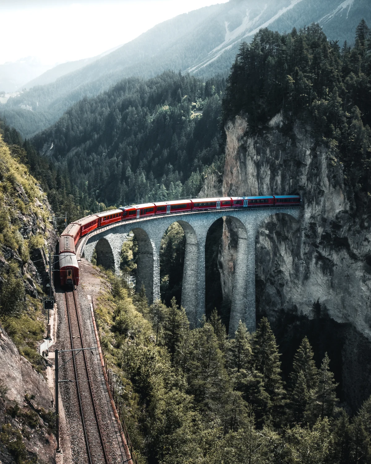 Un treno attraversa il viadotto Landwasser vicino a Filisur, Svizzera. Fotografia ferroviaria illustrativa.