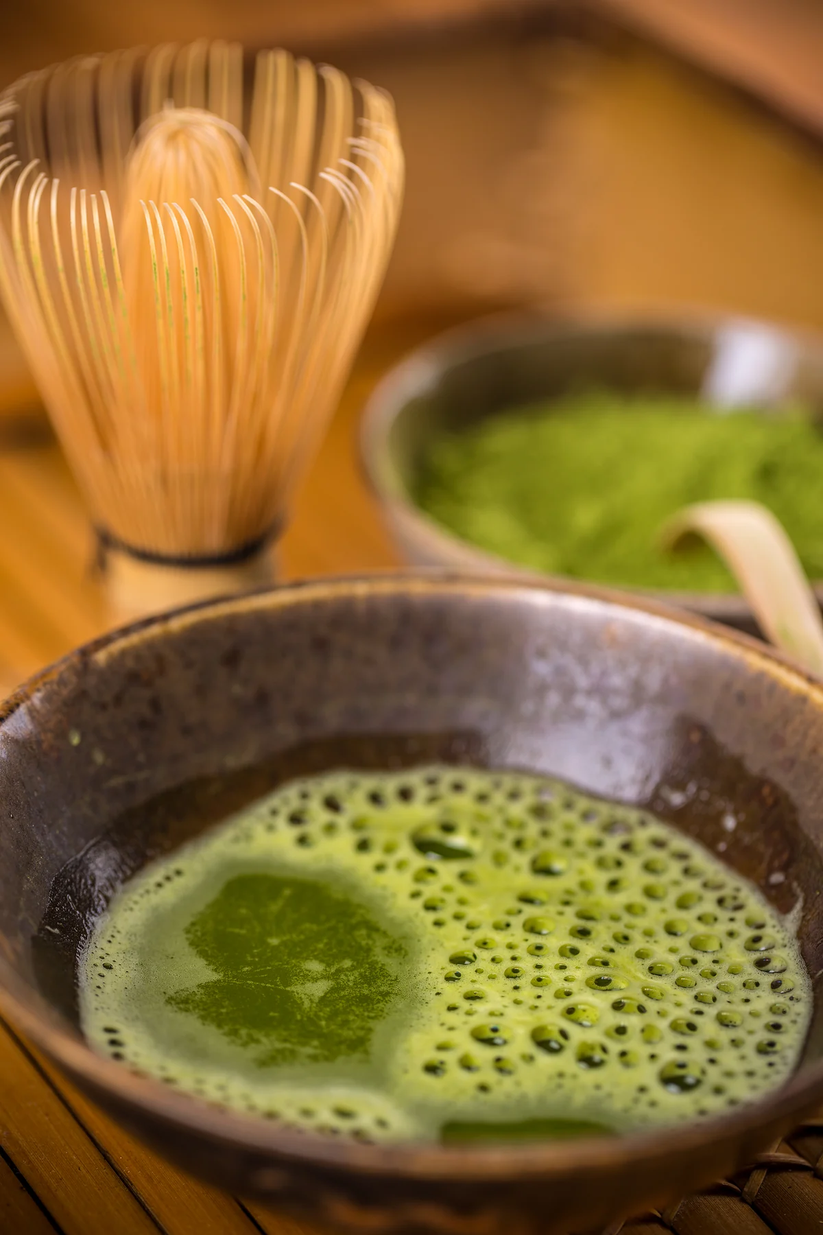 Matcha mit Bambusbesen und Teepulver. Beispielhafte Zubereitung, kein Foto des genannten Workshops in Uji.