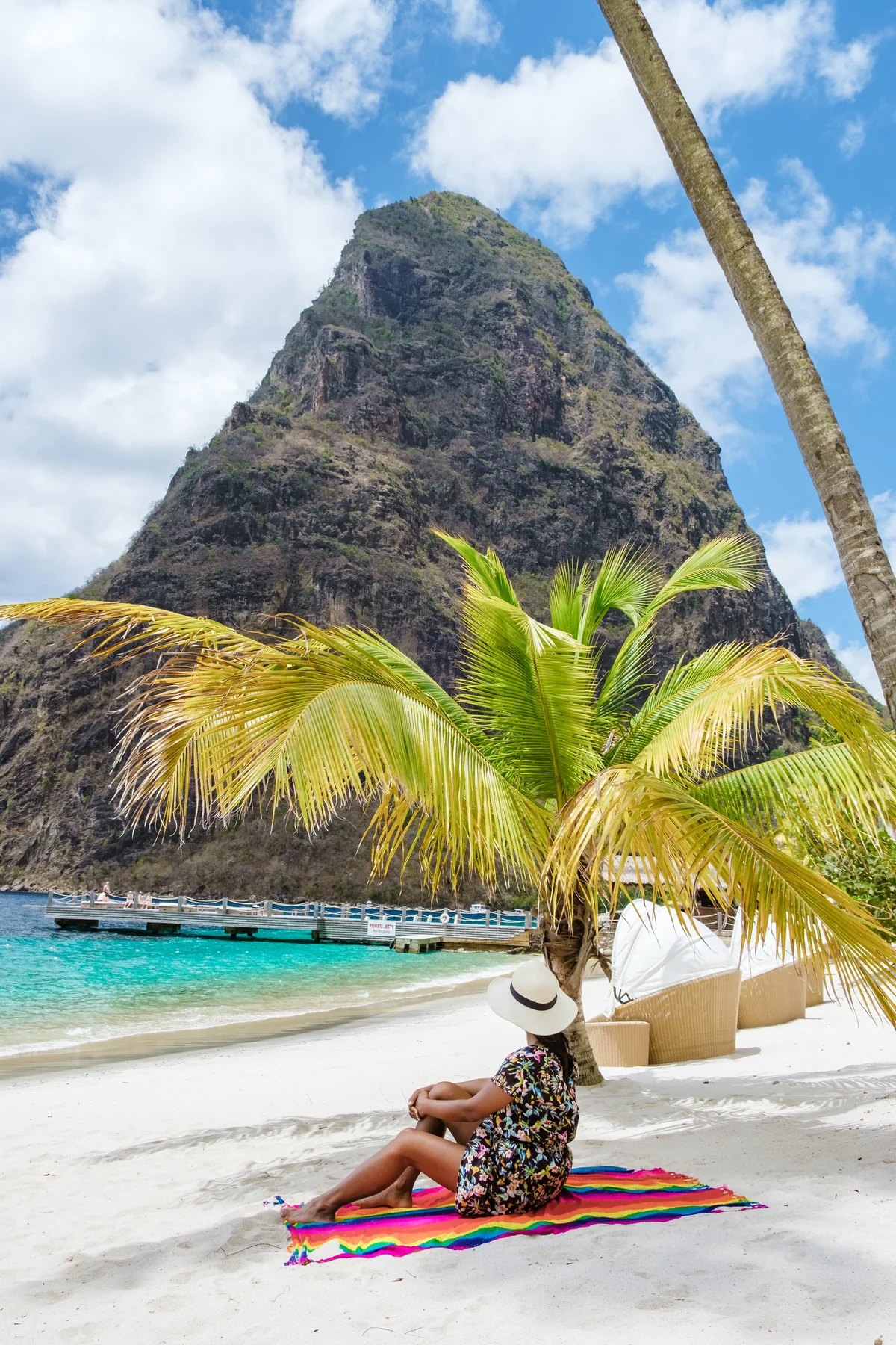 Spiaggia e paesaggio dei Pitons a Saint Lucia. Contesto della destinazione, non una nave o un’escursione pubblicizzata.
