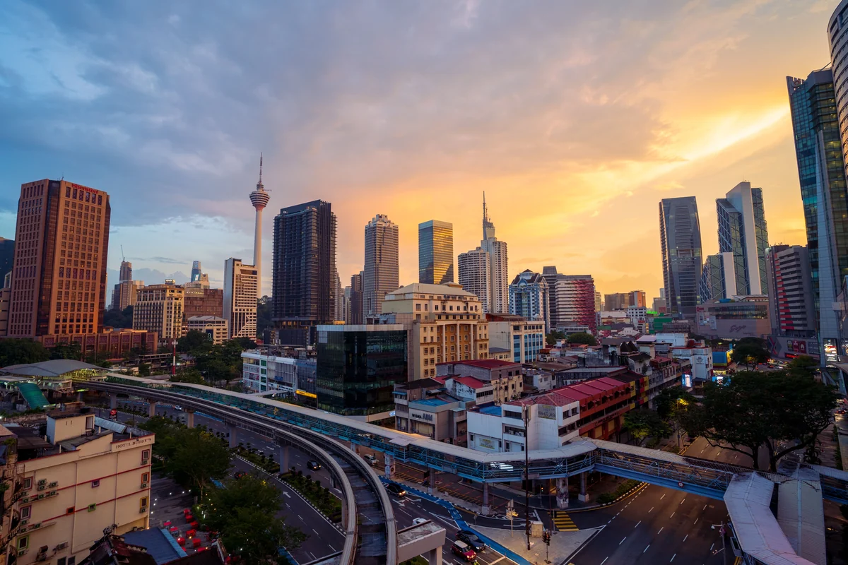 Kuala Lumpur ao pôr do sol. Enquadramento da cidade, não uma fotografia do hotel.