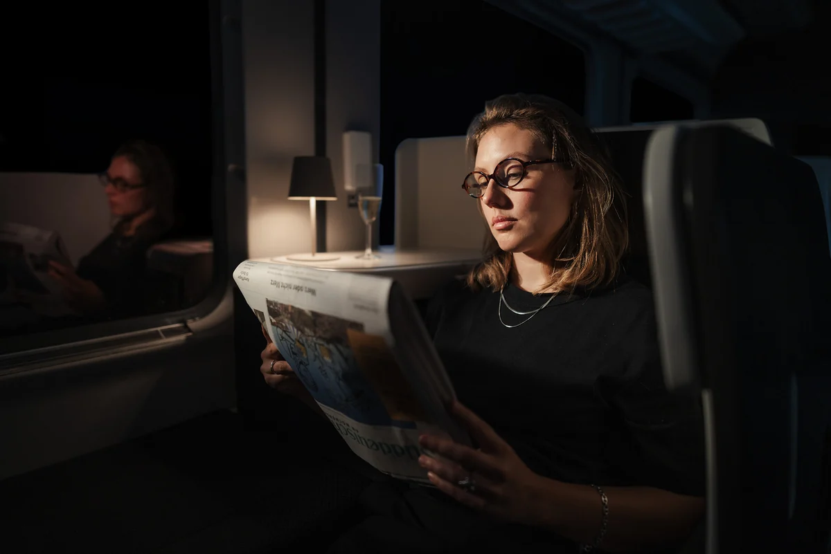 Inszeniertes Lifestyle-Foto einer Nox Suite, vom Betreiber bereitgestellt. Der angekündigte Fahrgastbetrieb soll im März 2027 beginnen.