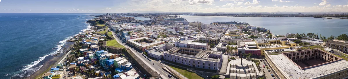 Vista de Old San Juan e da costa, Porto Rico.