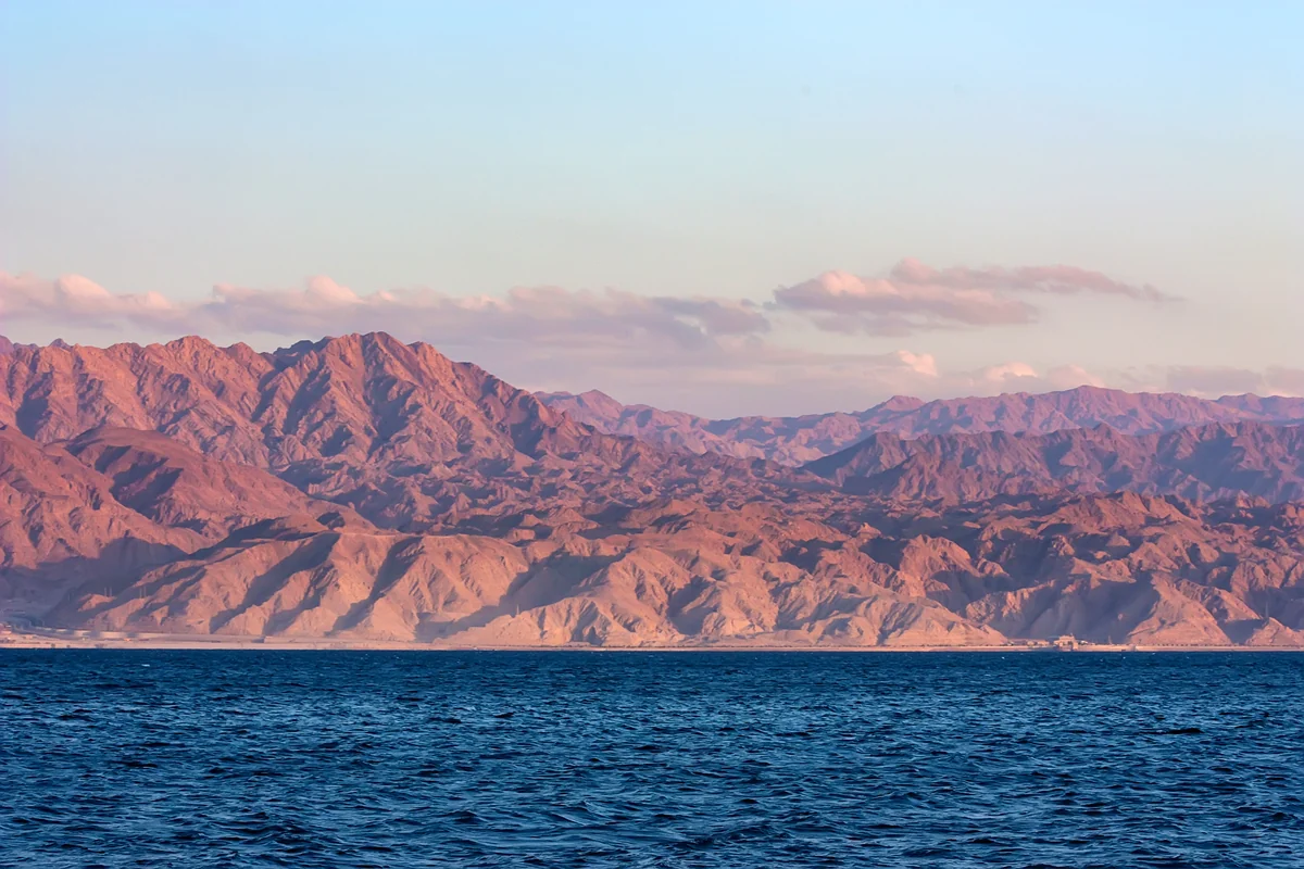 Saudi-Arabiens Küste am Roten Meer. Regionales Motiv, nicht Shura Island oder Raffles The Red Sea.