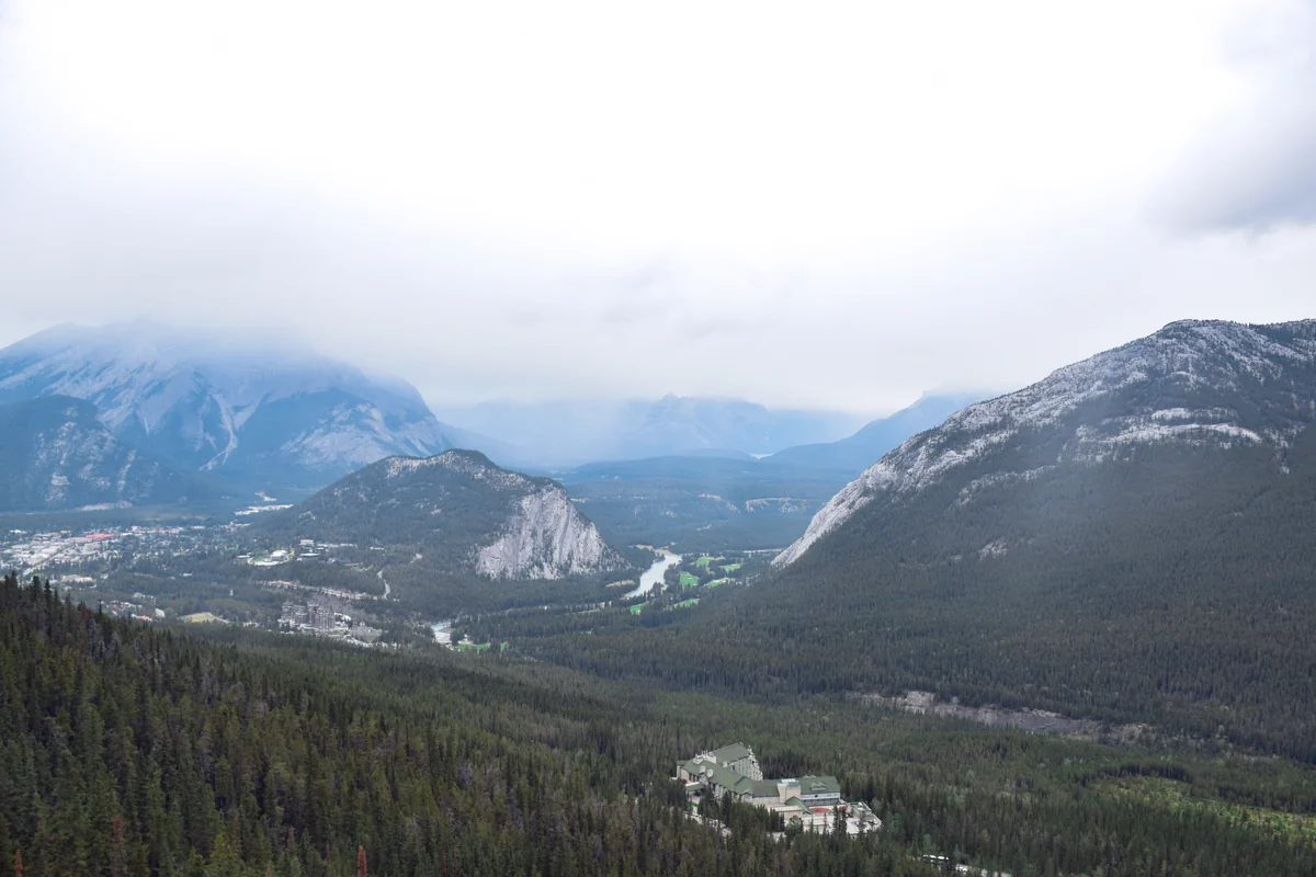 Banff et les montagnes environnantes. Illustration du cadre de la destination, et non des intérieurs rénovés de l’hôtel.