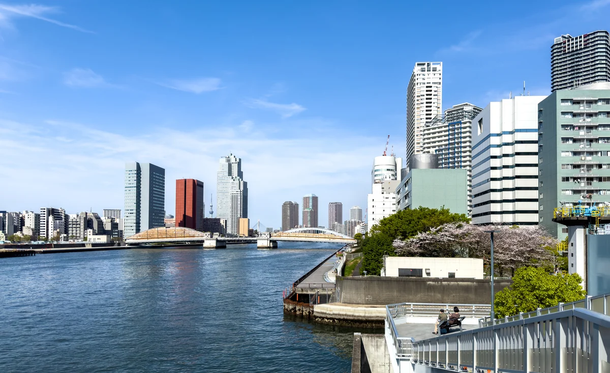 Il lungofiume di Tokyo. Immagine della città; non raffigura il negozio Emirates.